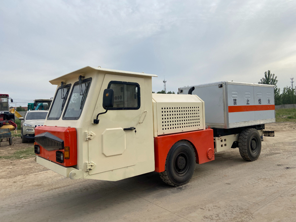 FCB-3矿用柴油机无轨爆破器材运输车